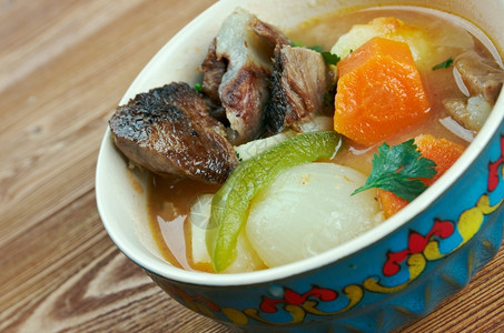 Nikujaga日本肉土豆和洋葱菜盘受欢迎的炖魔芋高清图片
