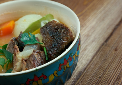烹饪大豆Nikujaga日本肉土豆和洋葱菜盘尼库加高清图片