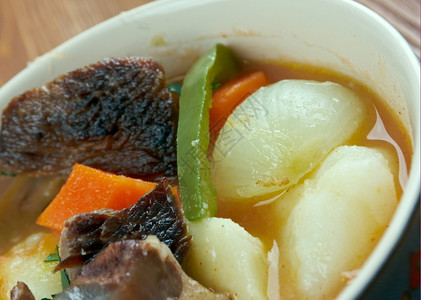 Nikujaga日本肉土豆和洋葱菜盘炖美食牛肉高清图片