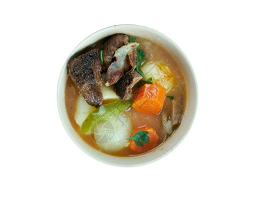 加糖的牛肉Nikujaga日本肉土豆和洋葱菜盘炖高清图片