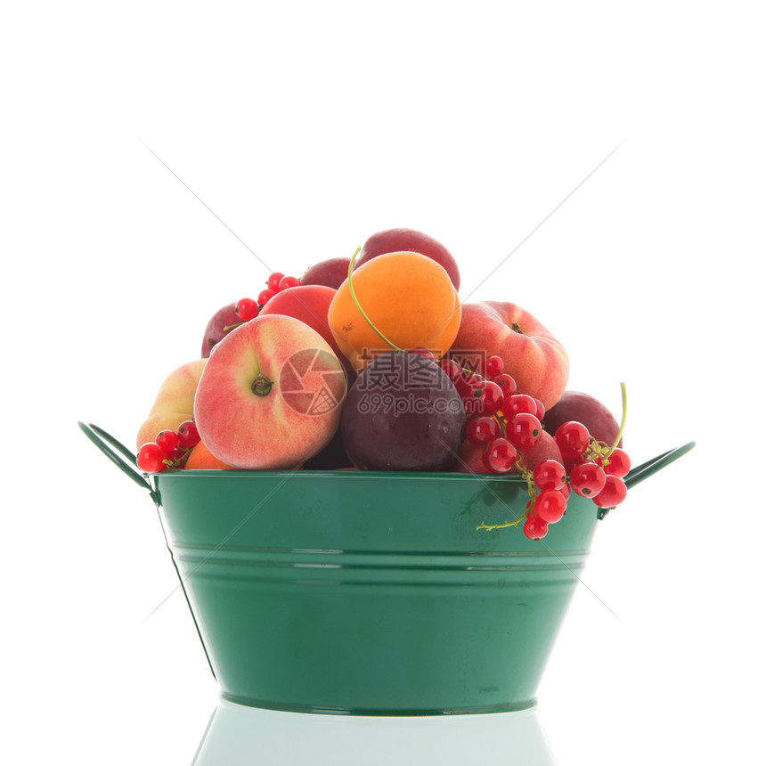 桶子里装满了新鲜水果图片