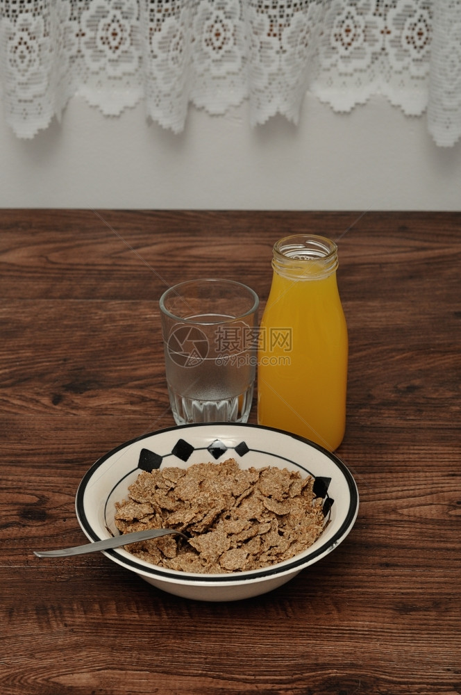 传统的自然早餐加谷物和橙汁喝图片