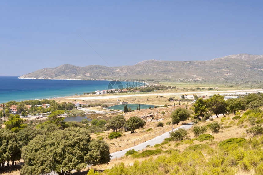 希腊的海岸线和远山图片