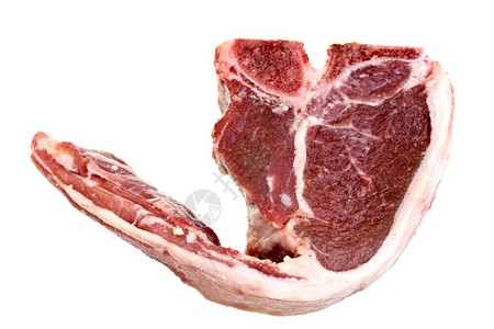 生的超过肉类周围有脂肪的原始羊排在白种背景上劈图片