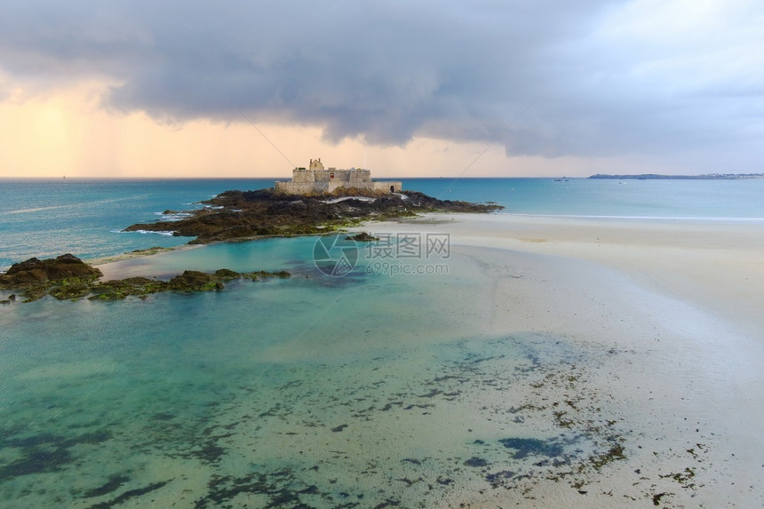 在圣马洛SaintMaloBrittany低潮时在圣马洛SaintMalo平尾海滩法国全堡景观海岸线岛图片