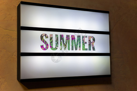 假期照亮背景的夏季文本后光线单词时间背景图片