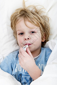 体感温度他的一种幼儿口部有温度计体适中躺在床上时患感冒孩子背景