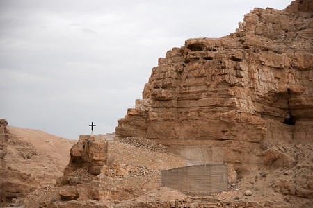 僧中间叉以色列朱迪亚沙漠中的旅行图片