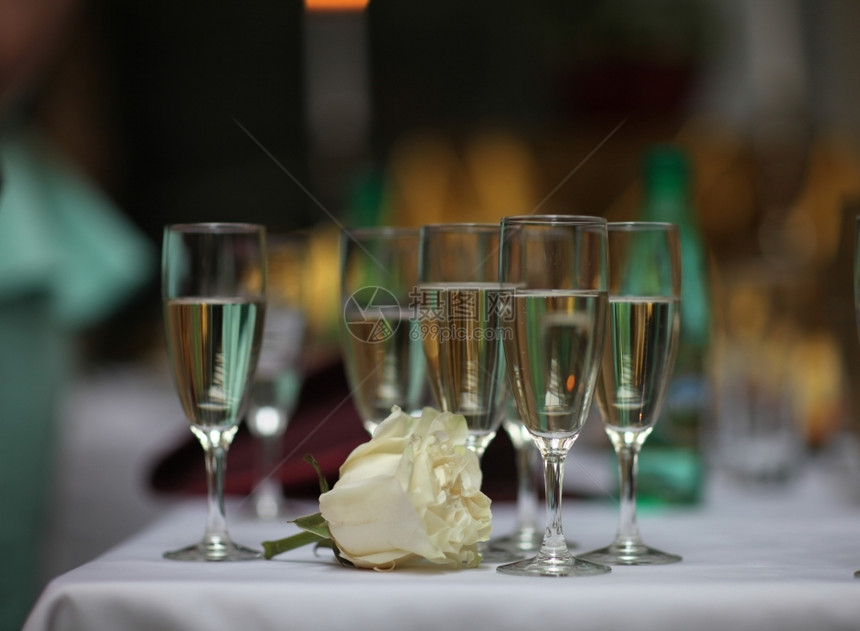 周年纪念日白玫瑰和酒杯色的宴会图片