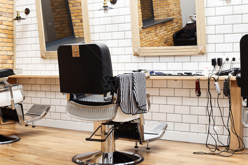 空理发店墙上装有扶臂椅理发设备和镜子工作目的空图片