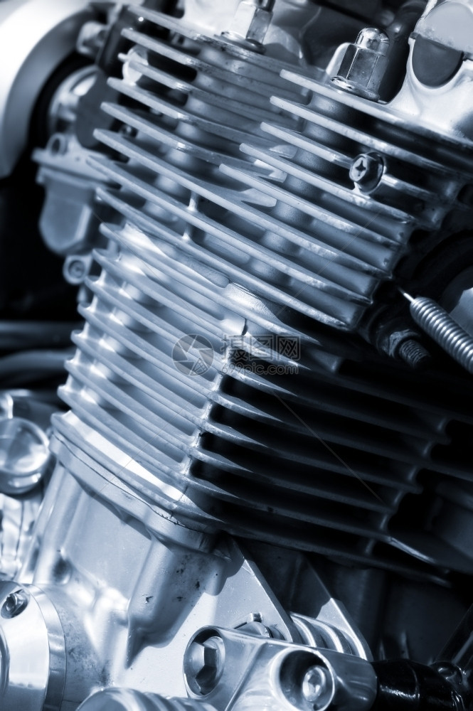 冷却的摩托车发动机配有蓝色力量机械的一种图片
