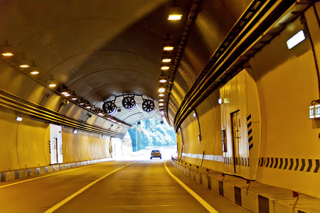 在隧道里驾驶最后有阳光照耀最后在隧道里驾驶结尾运输交通背景图片