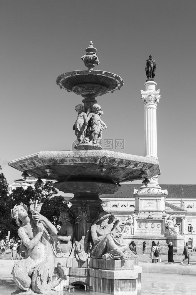 青铜葡萄牙里斯本罗西奥广场的铜质泉水和彼得四世国王在的专栏户外建筑学图片