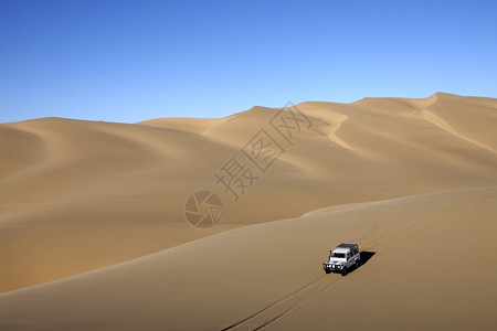 地形景观驾驶在纳米比亚布沙漠丘上行驶的车辆图片