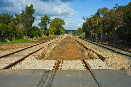 化作春泥为了运输修理现代化进行铁路轨道准备为现代化作准备背景