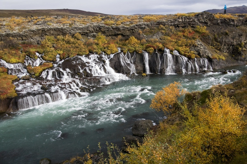 赫伦佛萨景观艾Hraunfossar瀑布和冰岛Huafeill的Hvita河图片