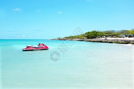 水色运输加勒比海阿鲁巴岛的伊格尔斯海滩运动图片