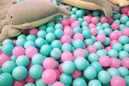 粉色鲸鱼游乐园里的海洋球背景