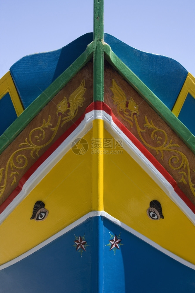 一种卢祖戈佐马耳他瓦莱塔港的Luzzu传统渔船弓图片