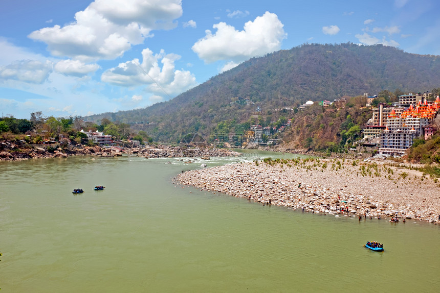 结石水印度LaxmanJhula附近江河的景象恒图片