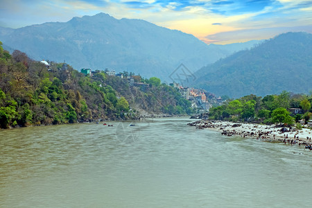 宗教的印度LaxmanJhula附近江河的景象恒岩石图片