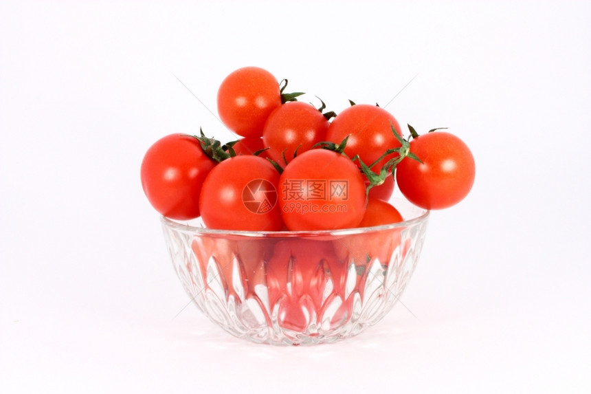新鲜的在玻璃碗中樱桃番茄孤立在白色上自然红的图片