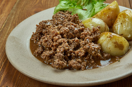 百万bof丹麦配土豆的牛肉盘送达美味的地面图片