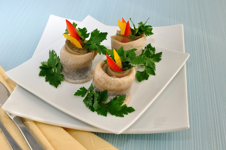食物香菜鲱鱼片卷配腌黄瓜和胡椒卡路里图片