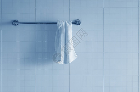 架子干燥夹具衣上的白毛巾图片