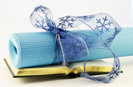 瑜伽垫包放在本子上的瑜伽垫背景
