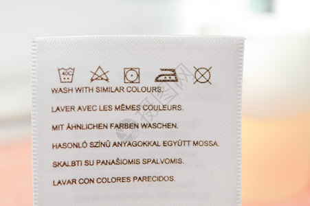 数据纺织品材料装有清洁规范的衣物贴上清洁说明的标签图片