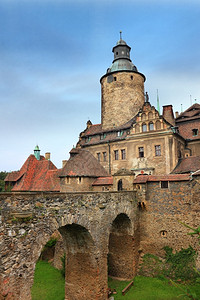 通往波兰古老城堡Czocha的桥梁堡垒门历史图片