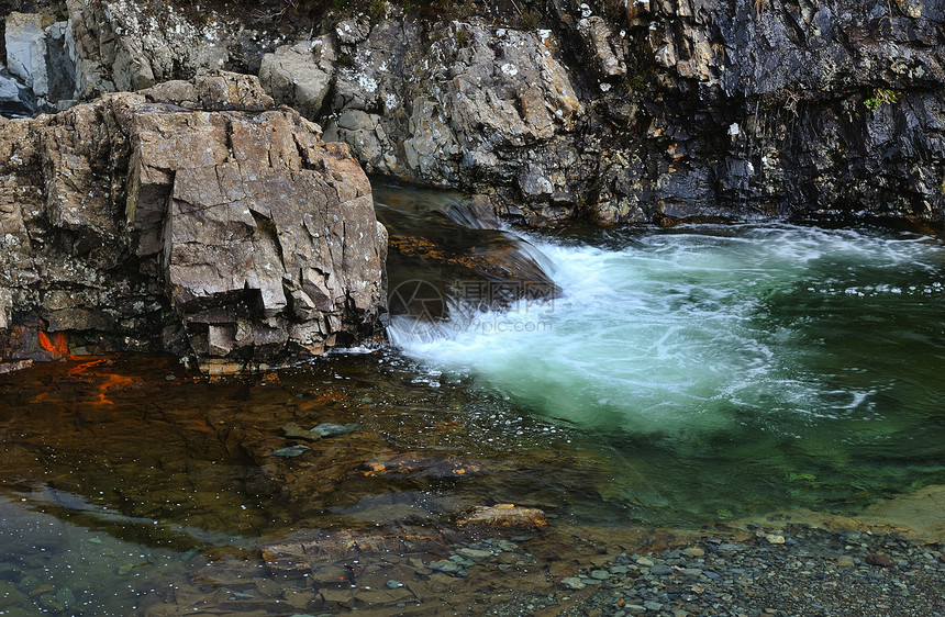 山下的小溪泉水图片