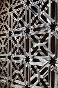 巧妙地木制门中的恒星三角形和方模式雕刻碾磨图片