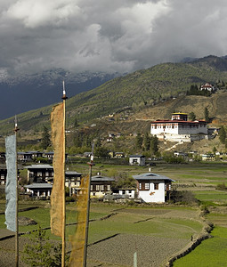 村落坐落在山间高清图片