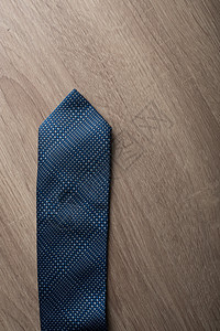 白背景上孤立的蓝色领带服装的脖子图片