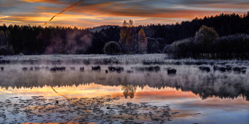透明超过清晨在立陶宛维尔纽斯附近宁静的湖上美日出靠近图片