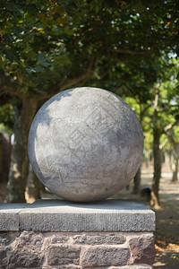结石墙上一块头做的球安静一种图片