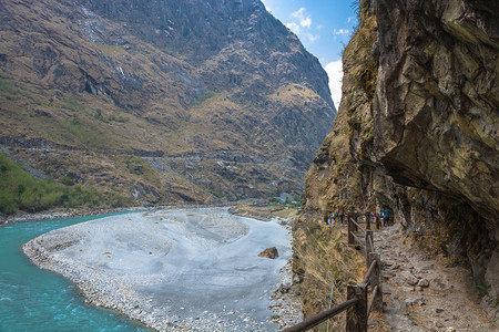 山间河流和山峰图片