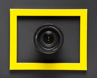 照相机镜头在黑色背景的黄框架内爱好的一种背景图片
