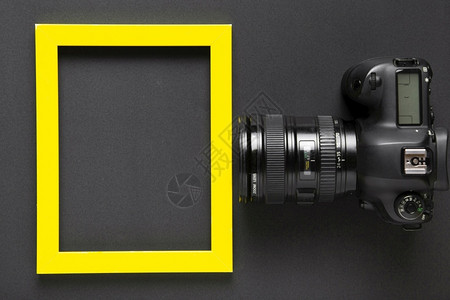 里面爱好黄色的照相机镜头在黑色背景的黄框架内背景图片