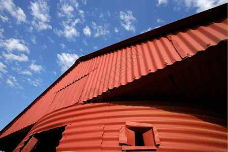 红谷仓对着蓝天的乌云农业乡村蓝色的背景图片
