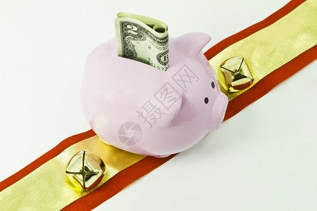 粉色猪形银行有美国货币红色和金丝带以及铃约瑟夫聪明的钱背景图片