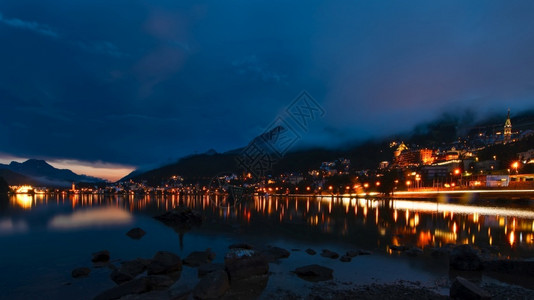 瑞士财富灯晚上在湖边的桑特莫里兹图片
