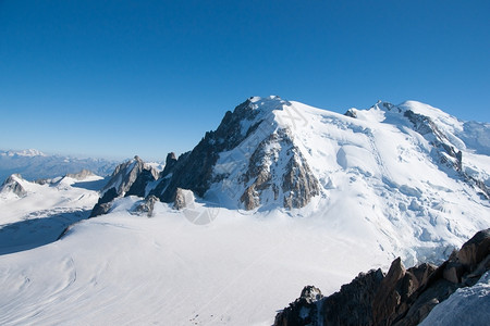 高山雪山风景和蓝天图片