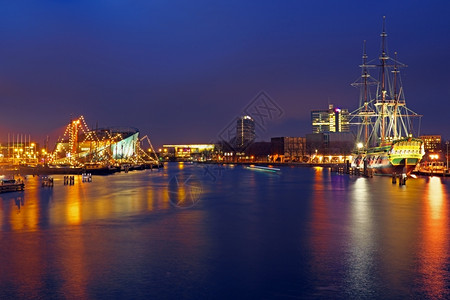 荷兰阿姆斯特丹港口夜景图片