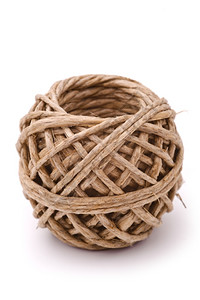 缠绕白色背景的自然绳球孤立白背景的自然绳球隔离的天然绳球白色传统背景图片