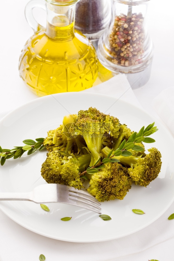 素食主义者以香料和橄榄油配制的白背景花椰菜和香料及橄榄油照片绿色图片