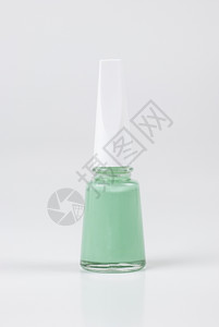 描述白色背景一瓶绿指甲油玻璃女气质图片