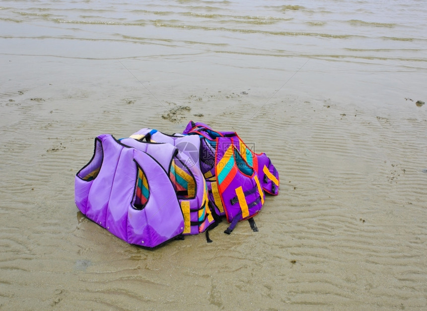 旅行生活安全海滩上的救生衣图片